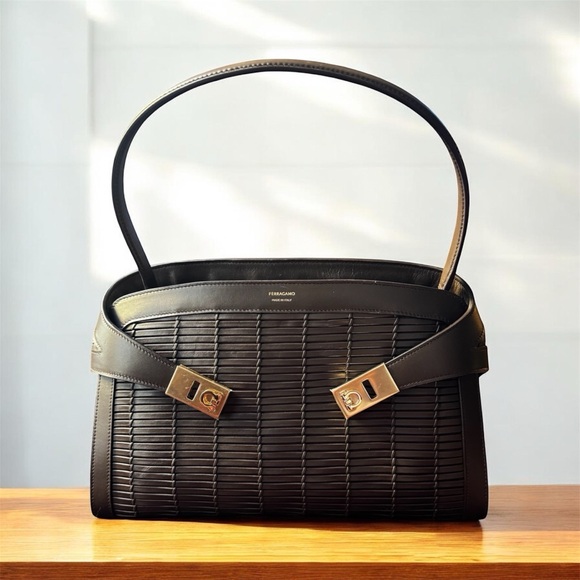 Salvatore Ferragamo Hug handbag (M) - Picture 2 of 9